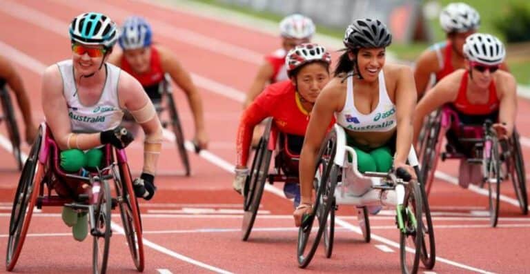 peserta Paralympic sedang berlomba di atas kursi roda
