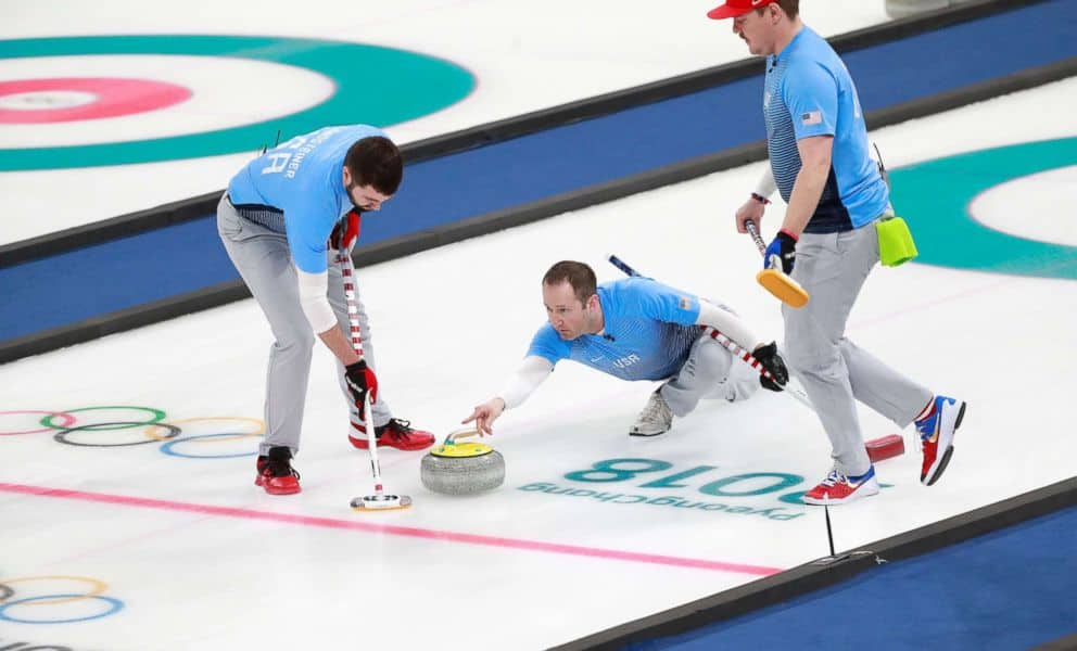 Ilustrasi olahraga curling pada saat pelemparan awal winter olympics