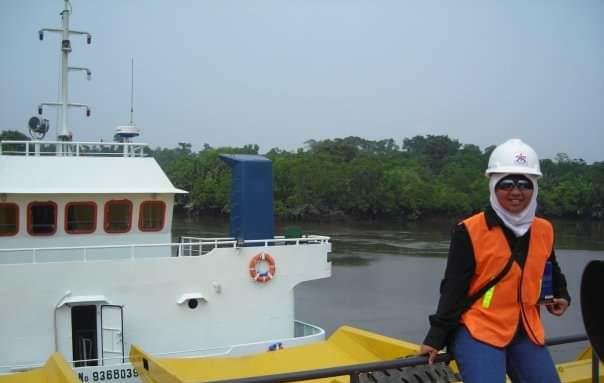 Ahli Geologi Wanita berjilbab Bekerja di atas Tugboat (Lokasi: Tambang PT Mandiri Inti Perkasa, Tarakan Kalimantan Utara)