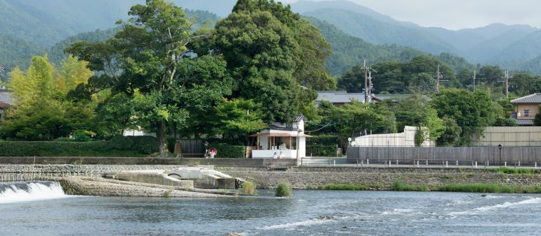 Outlet Arashiyama yang dibingkai pemandangan tiada duanya