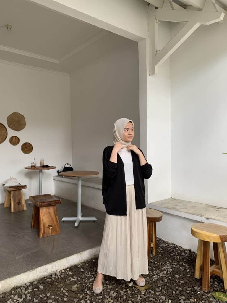 casual outer hijab
white outfit
outer kekinian hijabbers