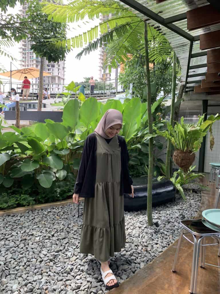 dress olive
outer hijab
kerudung segi empat
feminim