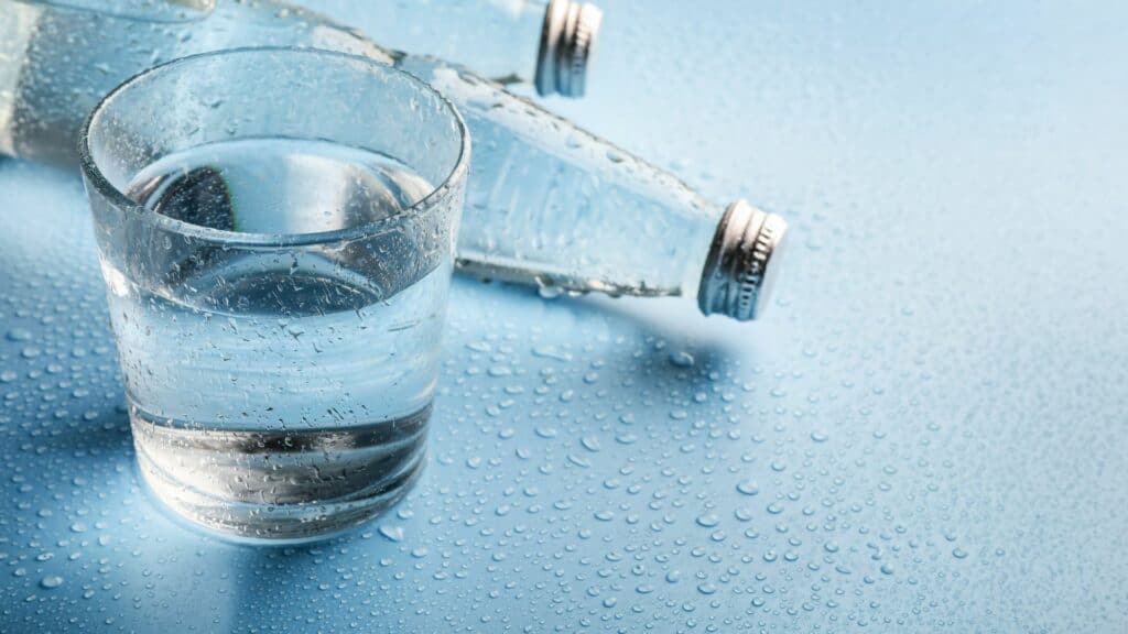 Cara defisit kalori untuk pemula adalah dengan minum air putih sebelum makan