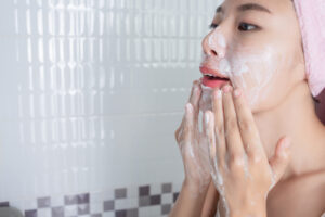 Mencuci muka sebagai perawatan skincare di malam hari