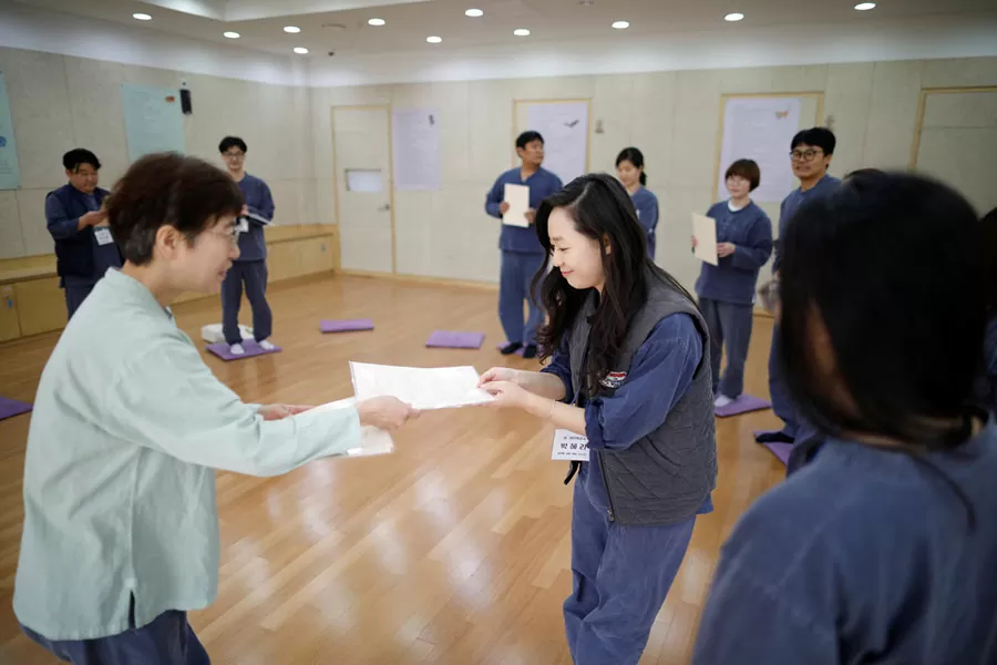 Pemberian sertifikat pembebasan bersyarat saat check out di Hotel Penjara Korea Selatan
