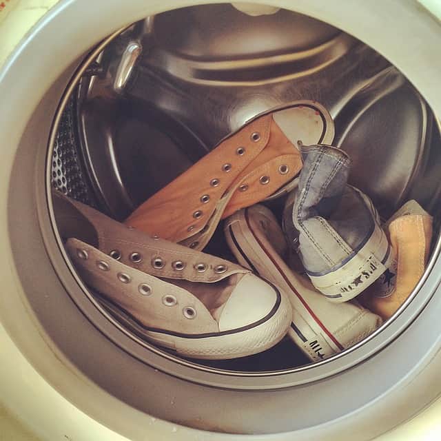mencuci sepatu di mesin cuci