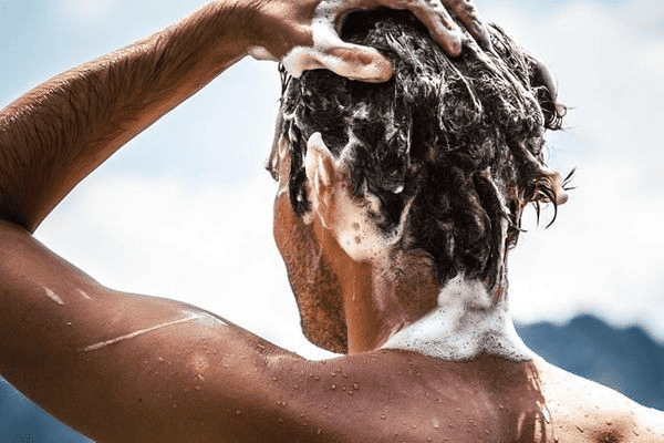 cara merawat rambut yang benar dengan menggunakan shampo dan kondisioner secara terpisah