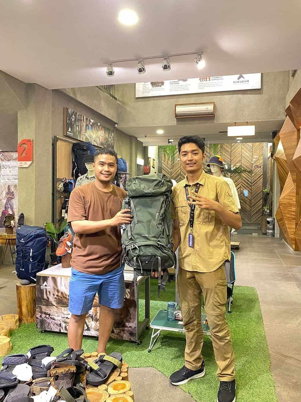 Dua orang pria berfoto di toko Eiger Merr Surabaya