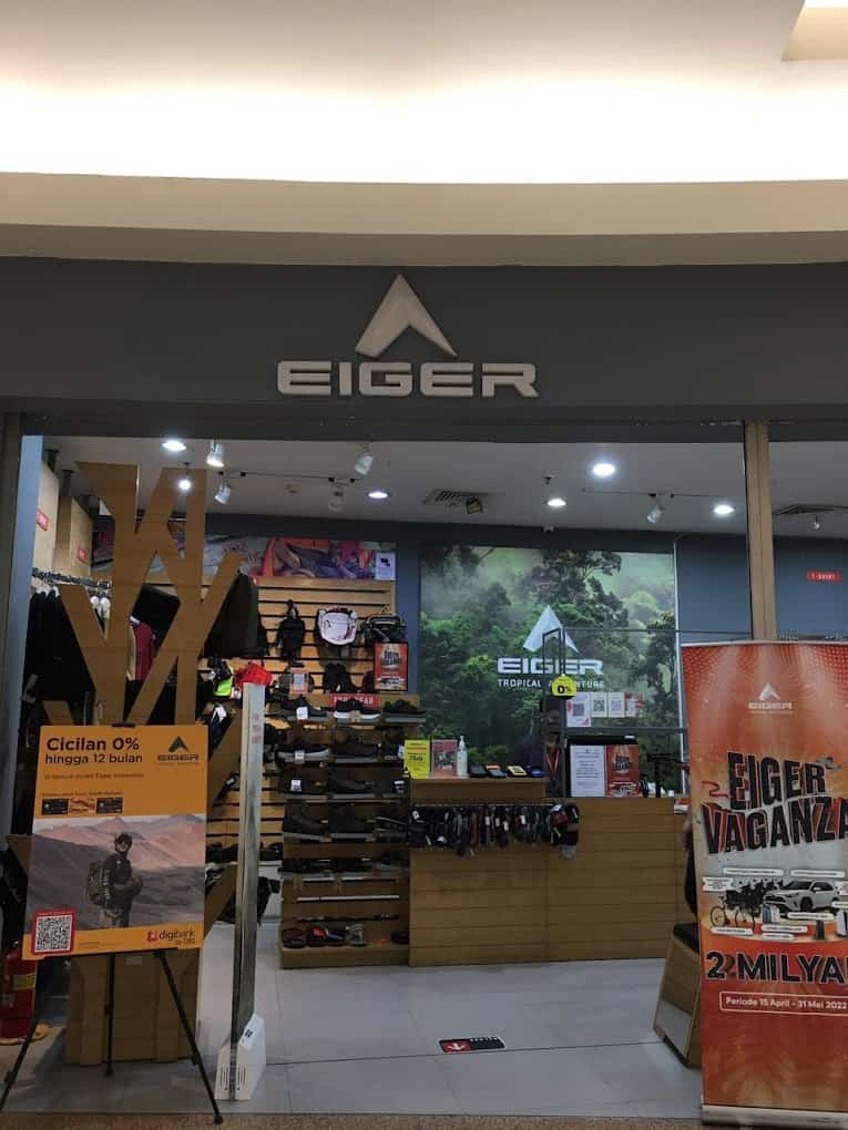 suasana di Eiger Royal Plaza Surabaya dengan susunan rak berisi produk-produk Eiger.