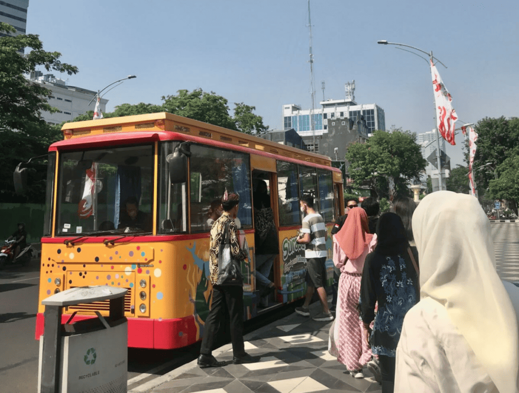 Bus SSCT untuk berwisata di Surabaya