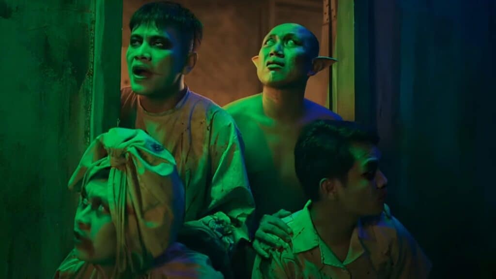 Menampilkan salah satu adegan film Agak Laen dengan Boris, Oki, Jegel dan Bene berbusana kostum hantu di wahana rumah hantu tempat kerja mereka. Suasana terlihat mencekam dengan cahaya hijau menyelimuti tubuh mereka.