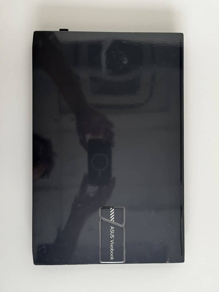 Sisi atas Asus Vivobook Pro 15 OLED