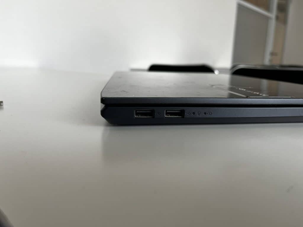 Sisi kiri Asus Vivobook Pro 15 OLED