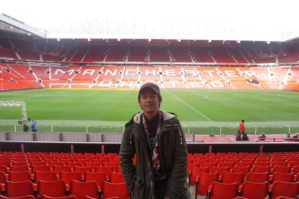 foto saya sebagai penulis yang berada di dalam stadion Old Trafford