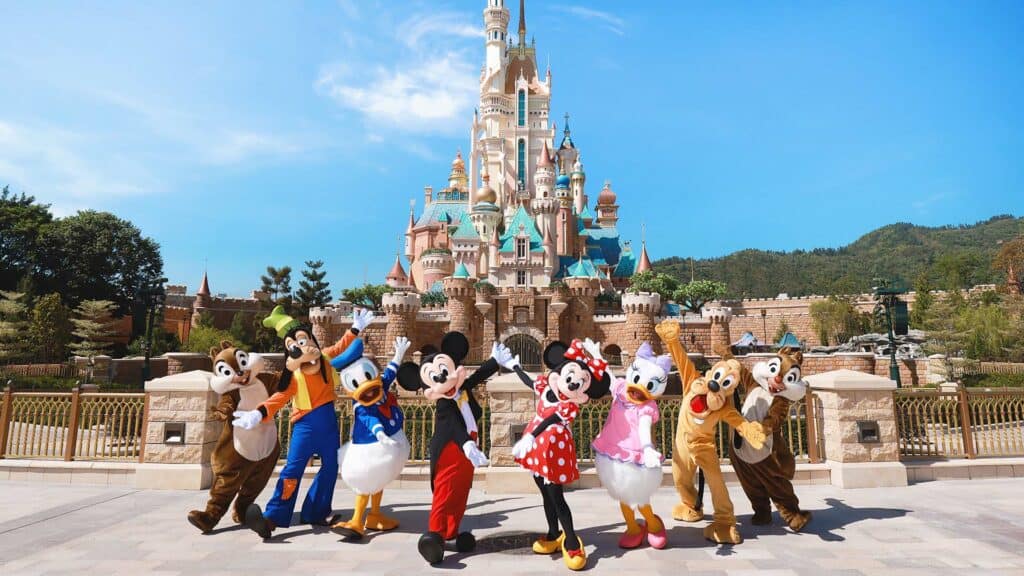 Wisata ajaib bersama Mickey dan teman - teman