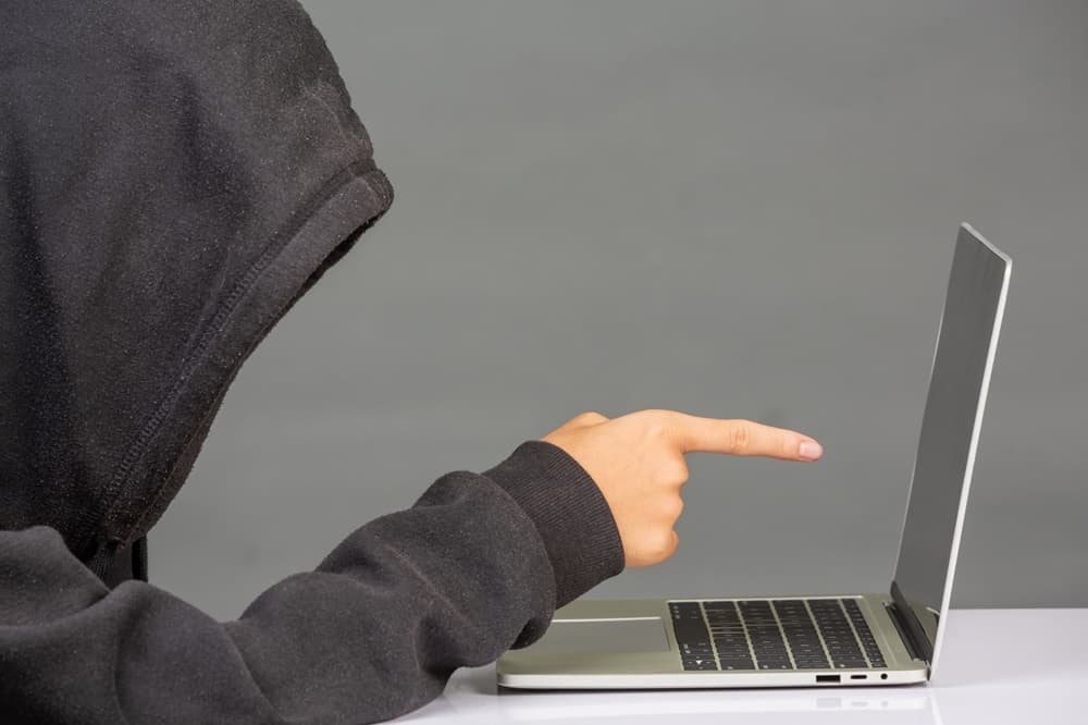 hacker mengakses laptop anda melalui link streaming bola