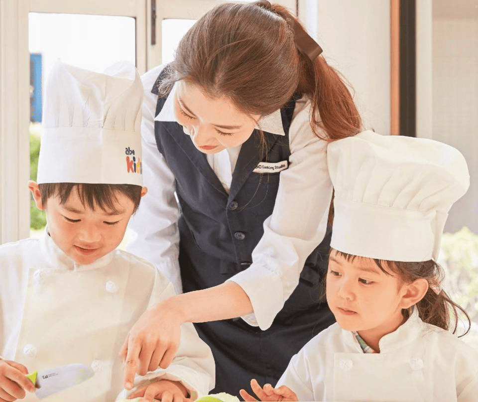 ABC Cooking Studio ini merupakan kursus memasak untuk semua usia. Tempat ini juga menyediakan Kids Course, yang dirancang untuk mengajak anak belajar tentang makanan dan sains dalam satu proses yang sama.