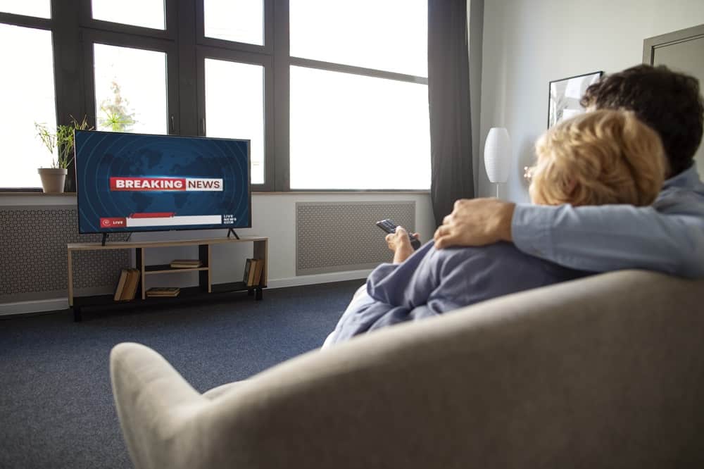 ilustrasi pasangan suami istri menonton siaran tv online