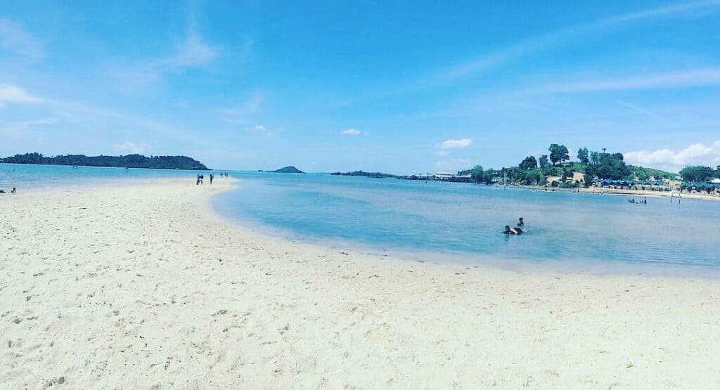 Pantai di pulau Tunjuk, Batam