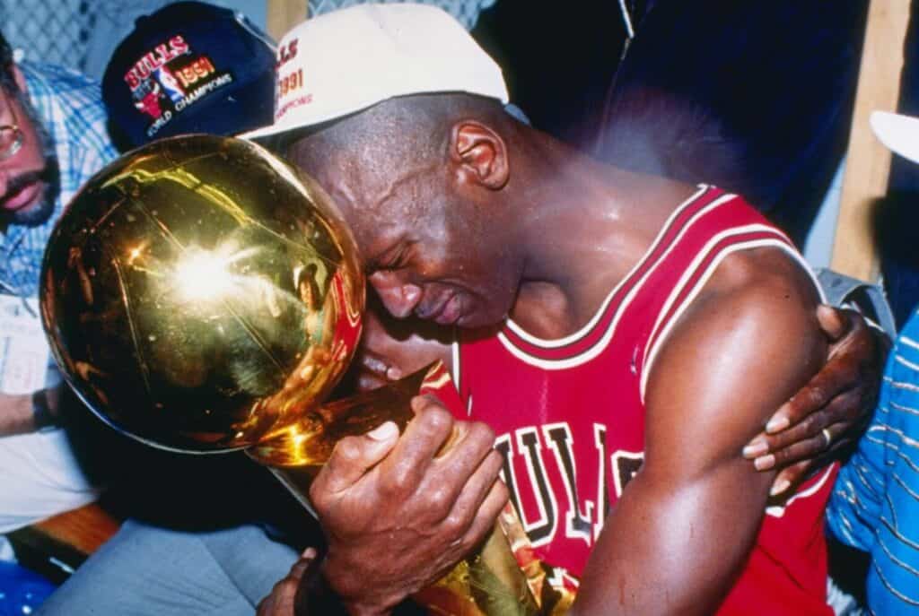 Michael Jordan menang piala NBApertamanya