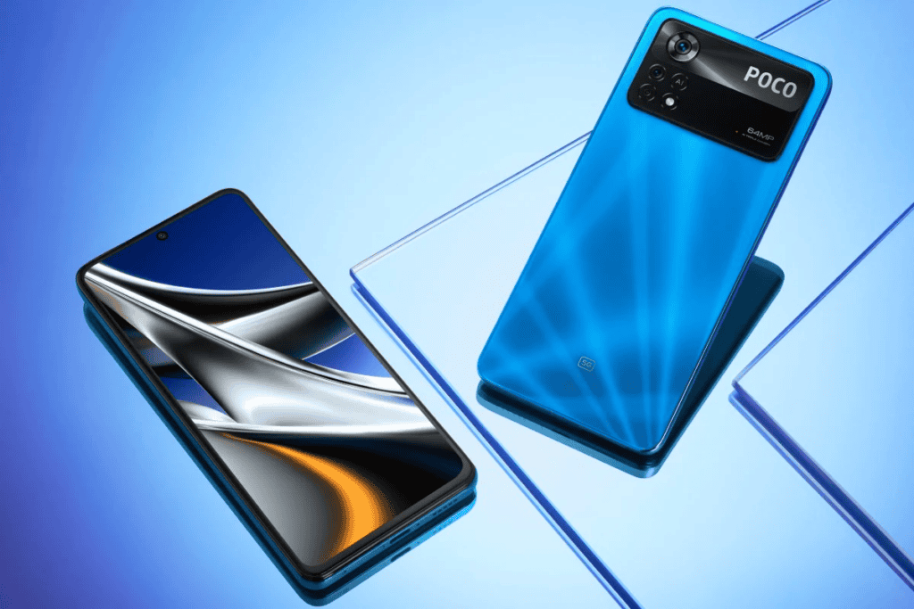 Tampilan depan dan belakang dari smartphone Xiaomi Poco X4 Pro. Bagian belakang smartpohne berwarna biru dan memiliki efek cahaya yang memancara dari pojok bawah smartphone.