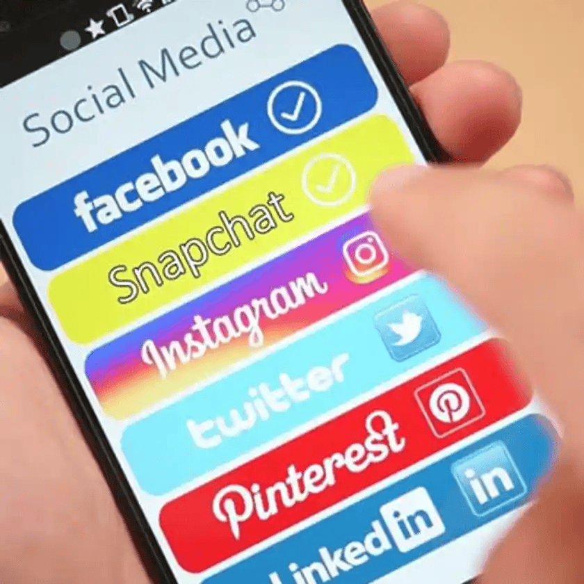 Gambar smartphone yang sedang menampilkan berbagai sosial media serpeti facebook, snapchat, instagram, twitter.