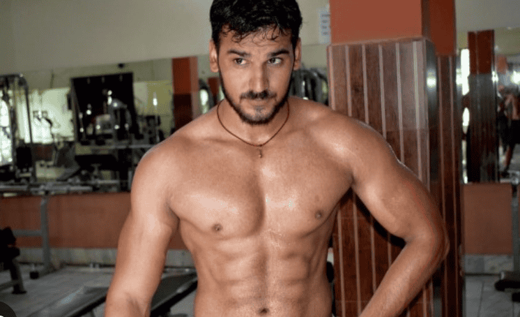 Laki laki gym telanjang dada pemakan Sayuran Tinggi Protein